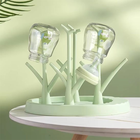 egouttoir biberon vert depose sur table.