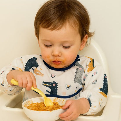 bebe  porte bavoir bebe et mange seul.