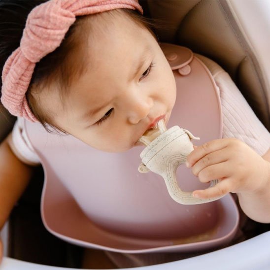  bebe tient grignoteuse bebe cafe