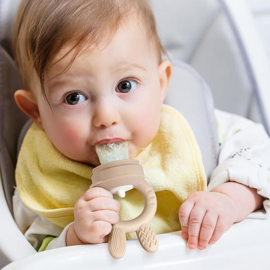 bebe  grignote  dans grignoteuse bebe beige.