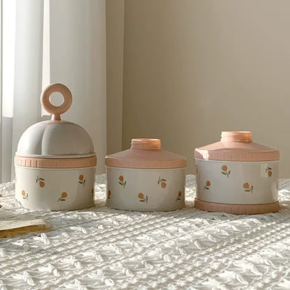 boite doseuse lait tulipe sur table.