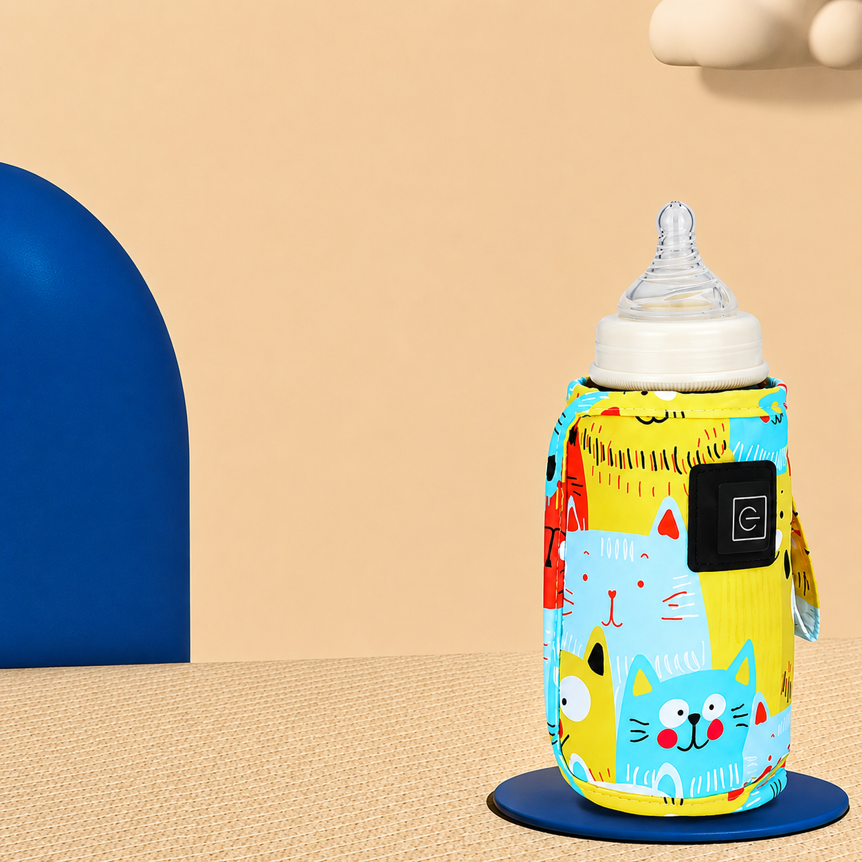 chauffe biberon portable jaune sur support bleu.