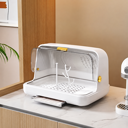 egoutoir biberon blanc sterilisateur sur comptoir moderne.