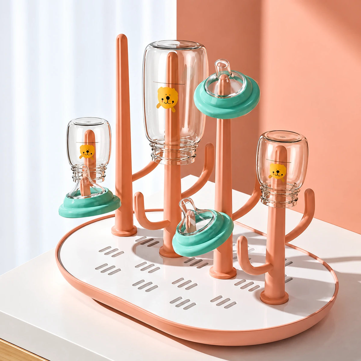 egoutoire biberon rose sur table blanc.