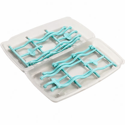 egoutte biberon  bleu sur  table.