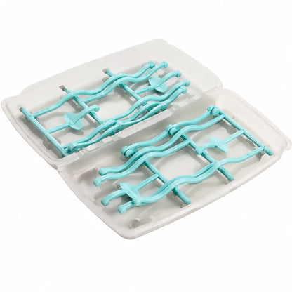 egoutte biberon bleu sur table.