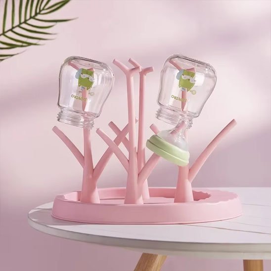 egouttoir biberon  rose  sur  table.