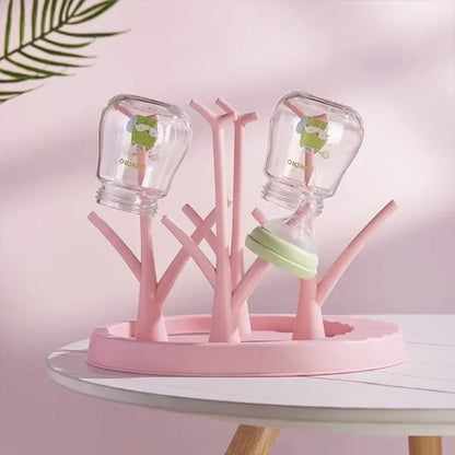 egouttoir biberon  rose  sur  table.