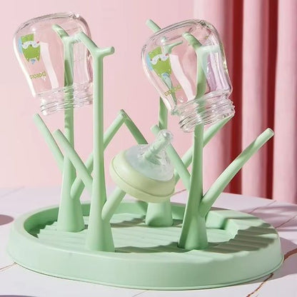 egouttoir  biberon  vert  sur  table.
