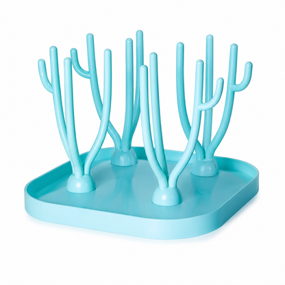 egouttoir biberon  bleu sur table.