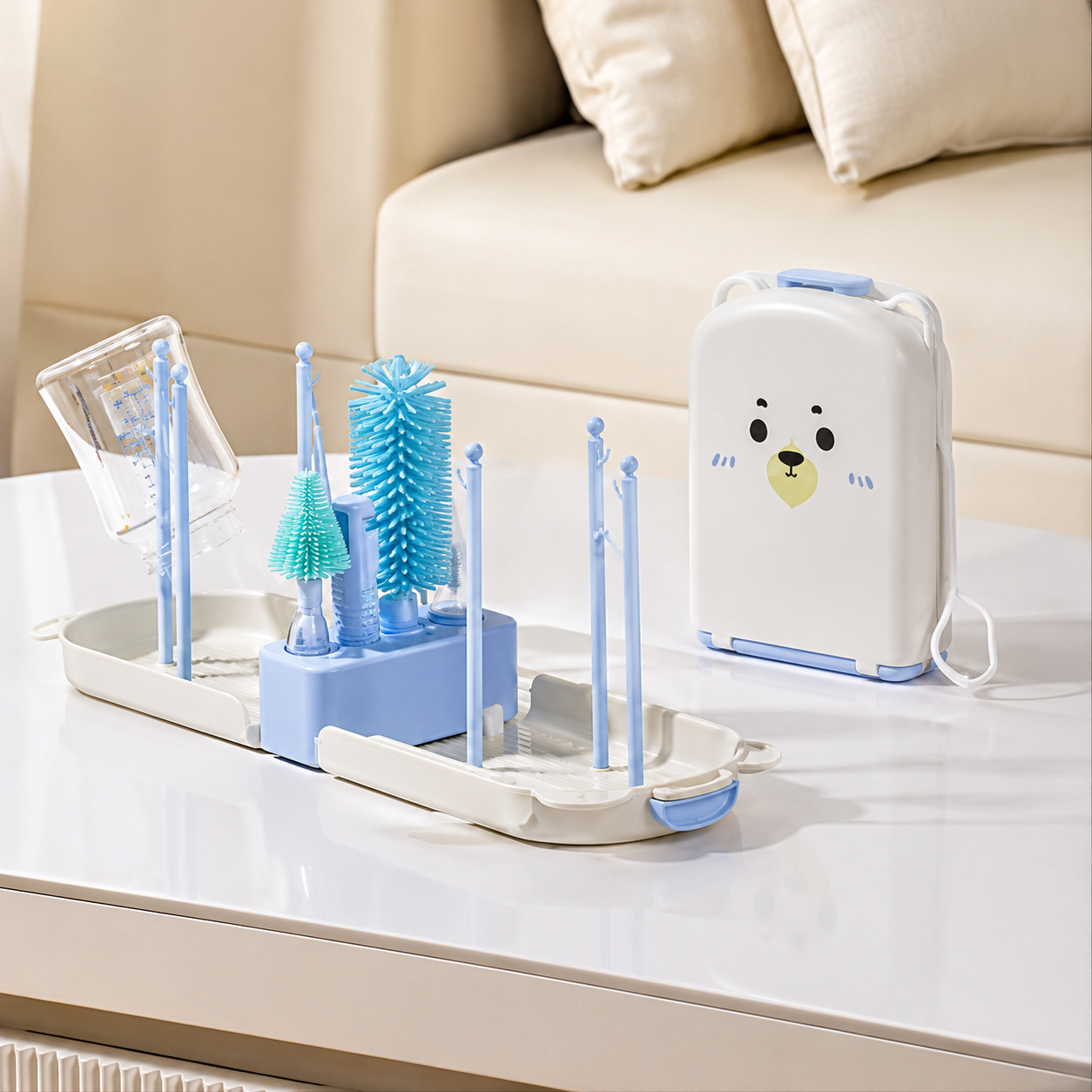 ensemble egouttoir biberon bleu sur table.