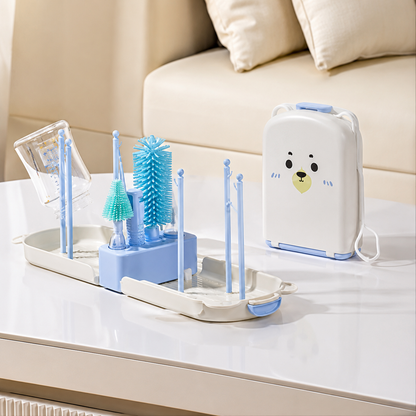 ensemble egouttoir biberon bleu sur table.