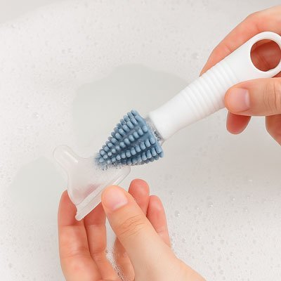 main  nettoye tetine biberon avec goupillon biberon bleu petite.