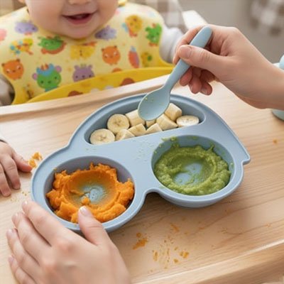 maman fait  manger bebe dans assiette bebe ventouse blue.