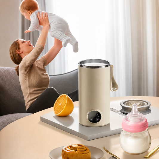 moment chalereux entr  mere et bebe chauffe lait sur table.
