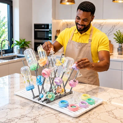 monsieur etale accessoires alimentation bebe sur egoutoir biberon.