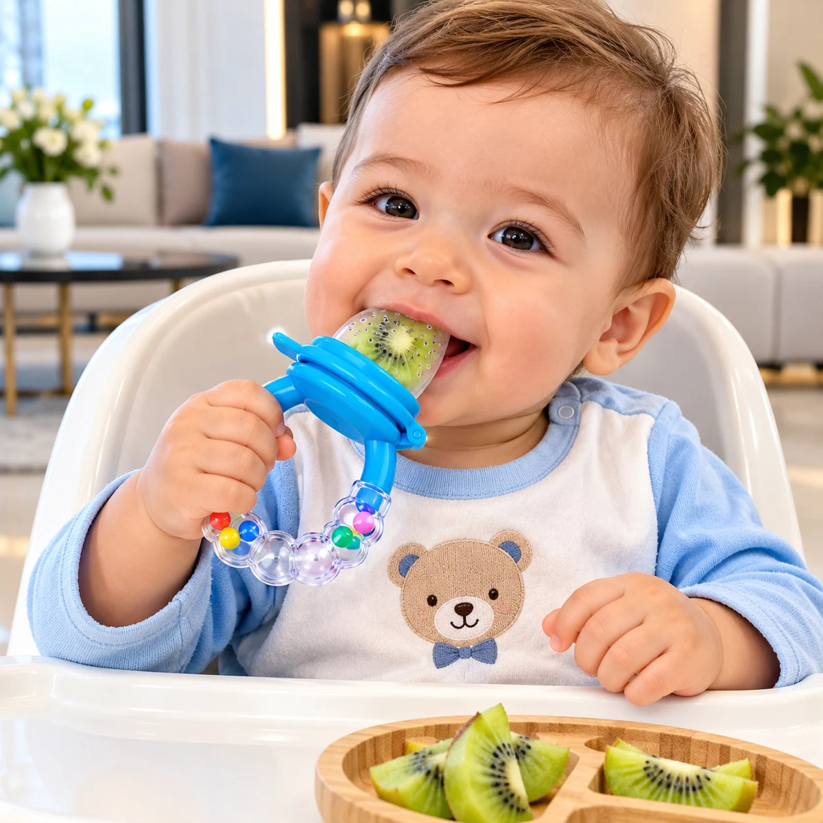 nourrisson grignote kiwi dans grignoteuse bebe